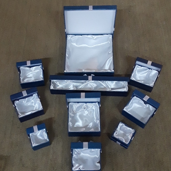 10 jewelry gift or storage boxes - Picture 3 of 4